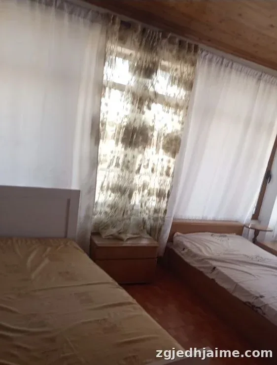 GARSONIERE 25,000 LEKE NE ISH-PARKUN E AUTOBUSAVE