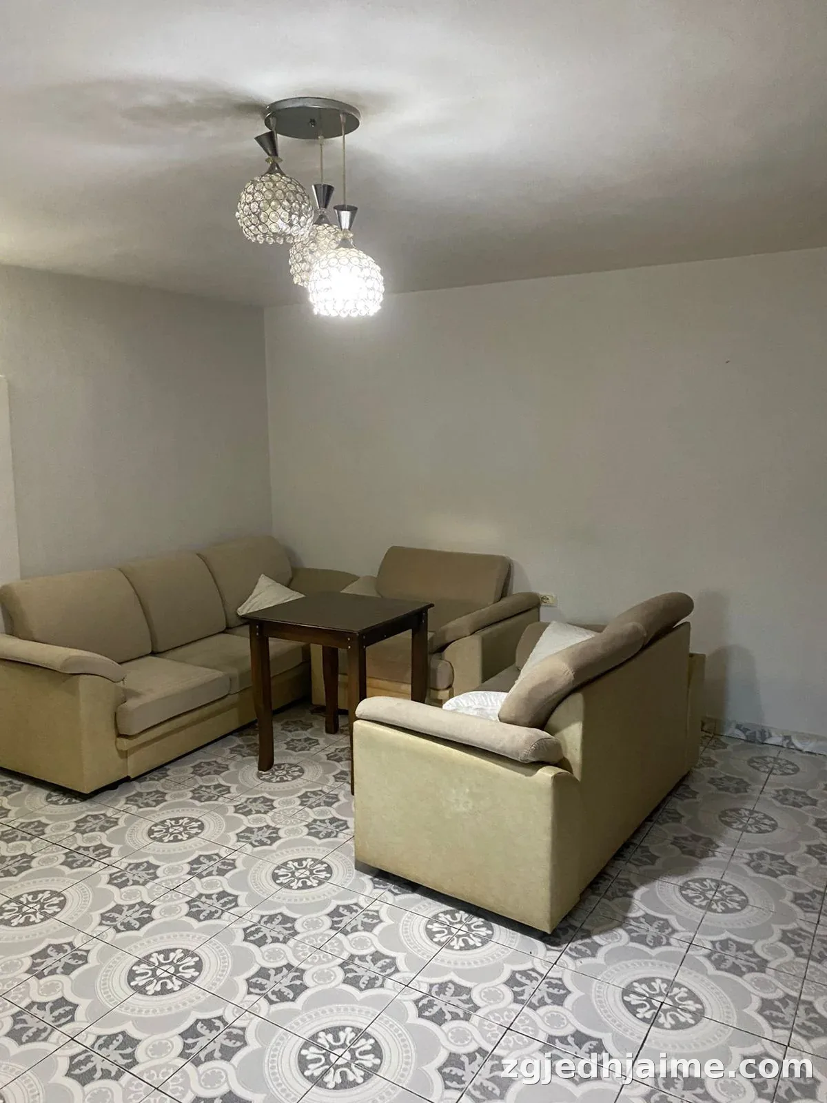 GARSIONERE 30000 LEKE.UNIVERSITETI EUROPIAN I TIRANES — foto 1