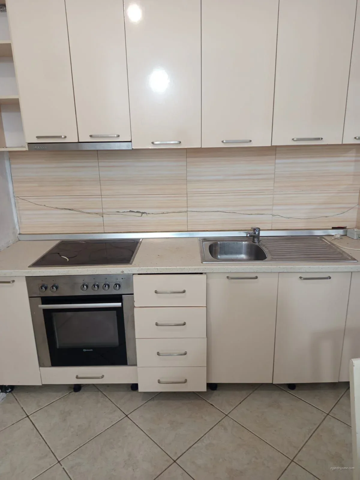 APARTAMENT 28000LEKE.RRUGA 5 MAJI.PRANE ODA BAR — foto 4