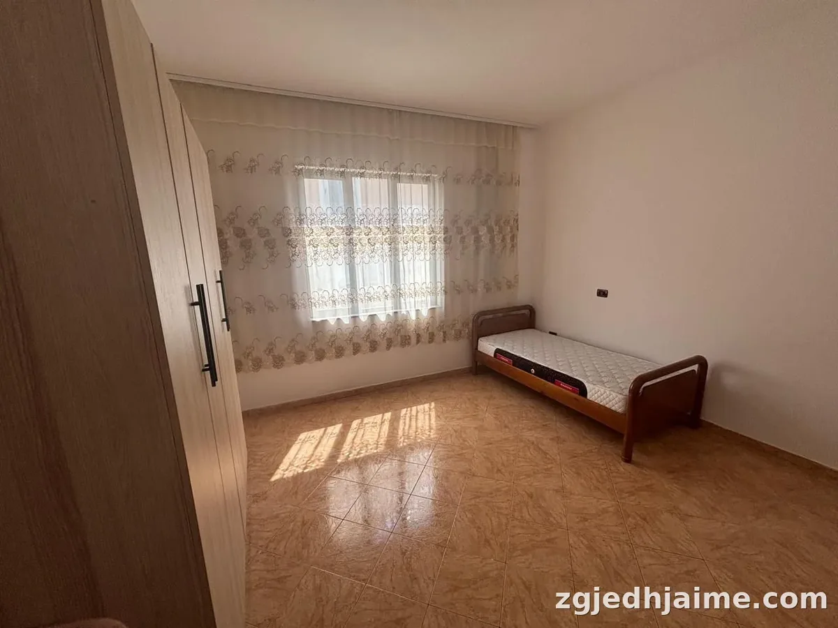 APARTAMENT 2+1. 50000 LEKE.ISH TREGU ELEKTRIK,PALLATI GRAND — foto 3