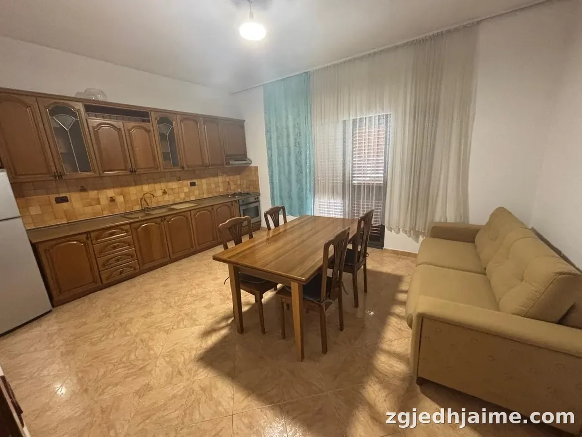 APARTAMENT 2+1. 50000 LEKE.ISH TREGU ELEKTRIK,PALLATI GRAND — foto 1