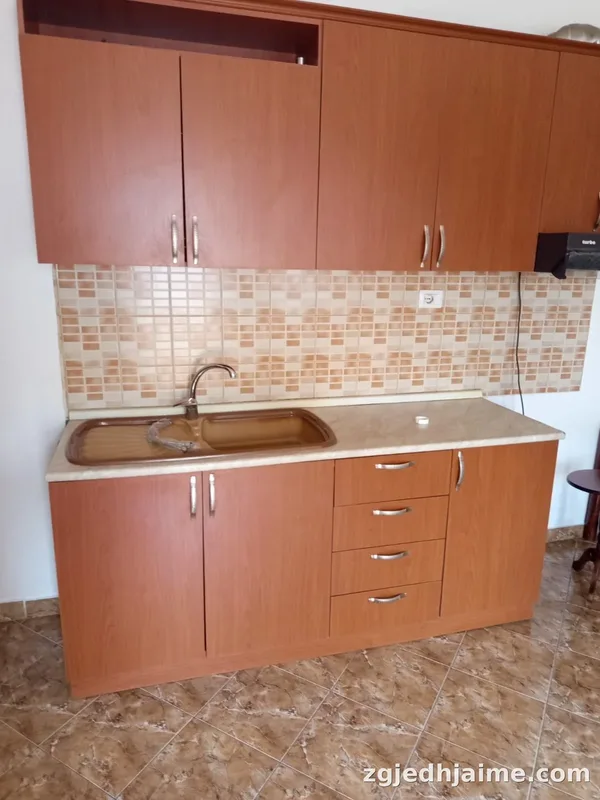 APARTAMENT 2+1. 330000 LEKE. PRANE EMERALD CENTER