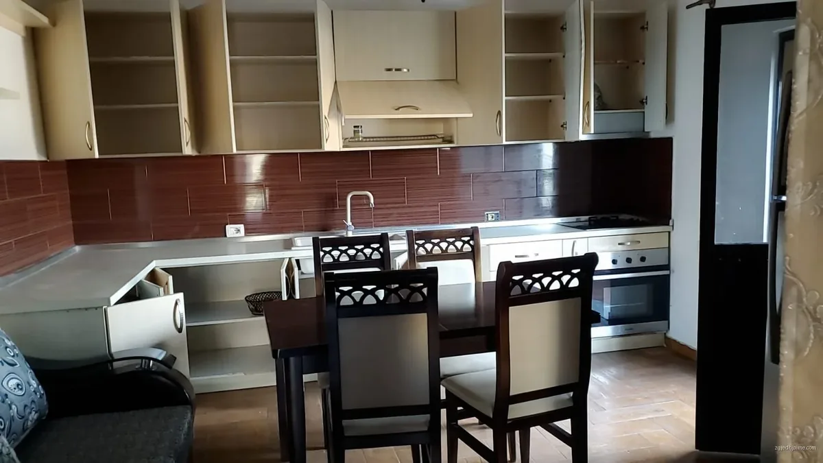 APARTAMENT 1+1. 40000 LEKE.ISH PARKU I AUTOBUZAVE — foto 2
