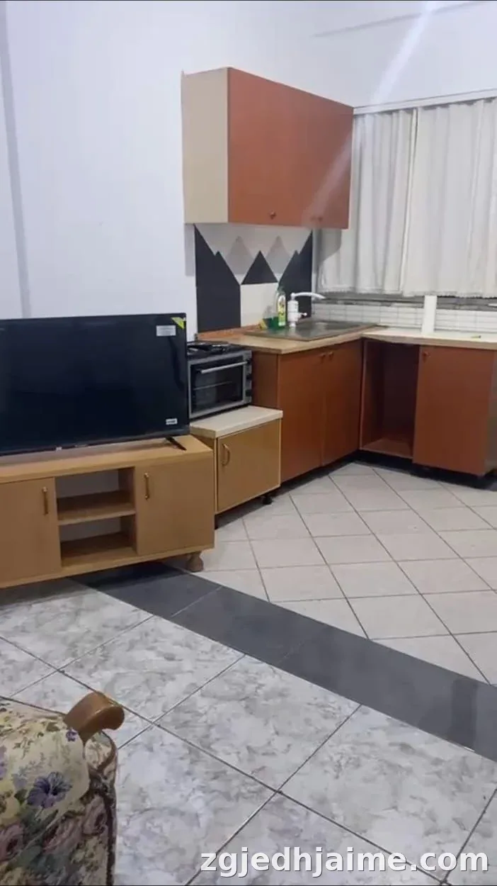 APARTAMENT 1+1. 30000 LEKE.ZOGU I ZI — foto 1
