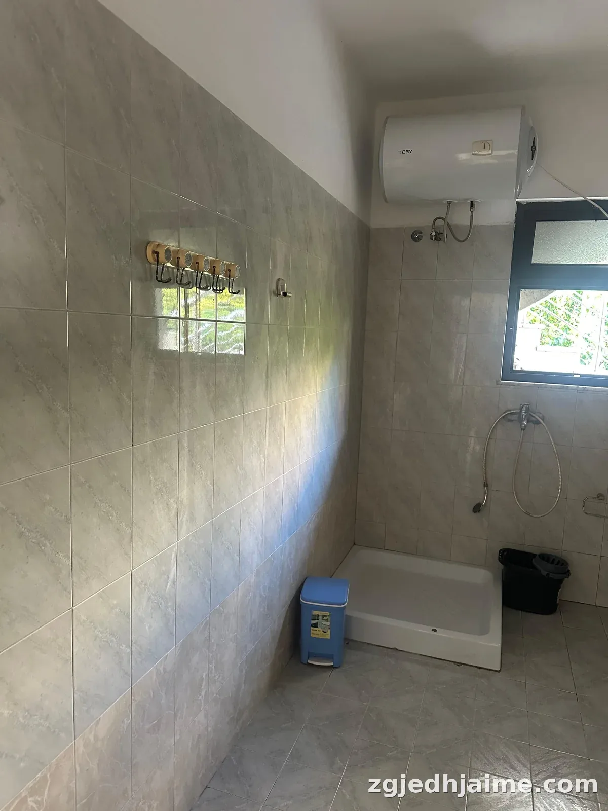 APARTAMENT 1+1. 25000 LEKE.PALLATI GRAND.ISH TREGU ELEKTRIK. — foto 4