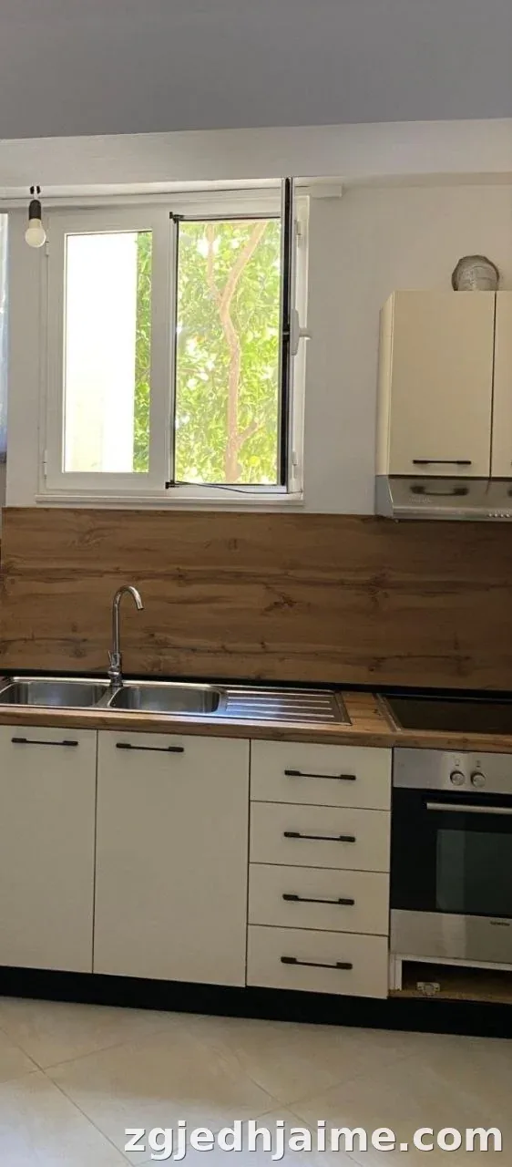 APARTAMENT 1+1 33,000 LEKE ISH TREGU ELEKTRIK — foto 1