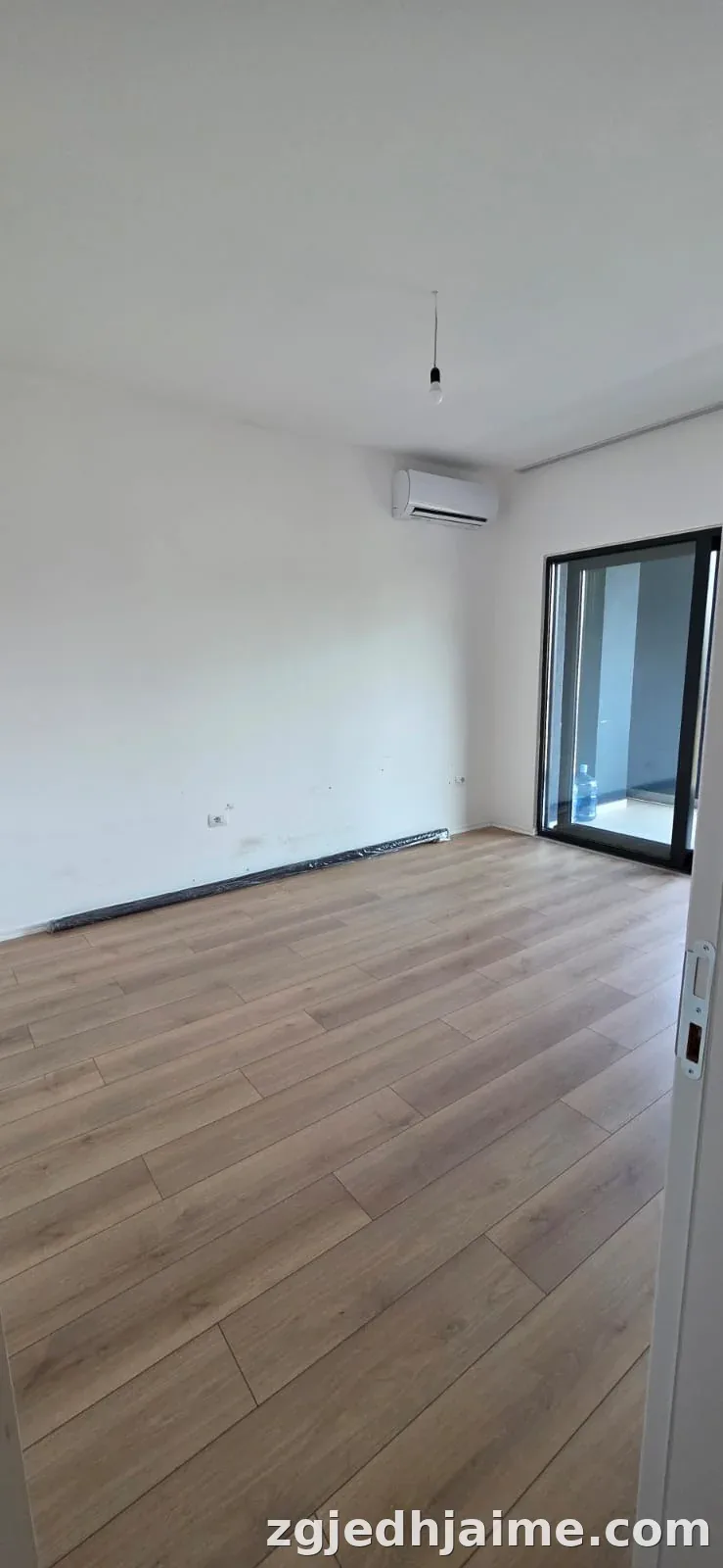 ZYRE 120,000 LEKE RRUGA E BARRIKADAVE — foto 3