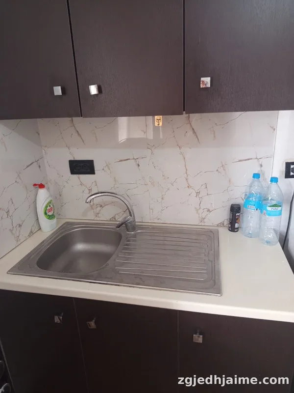 APARTAMENT 1+1. 30000 LEKE.ZOGU I ZI