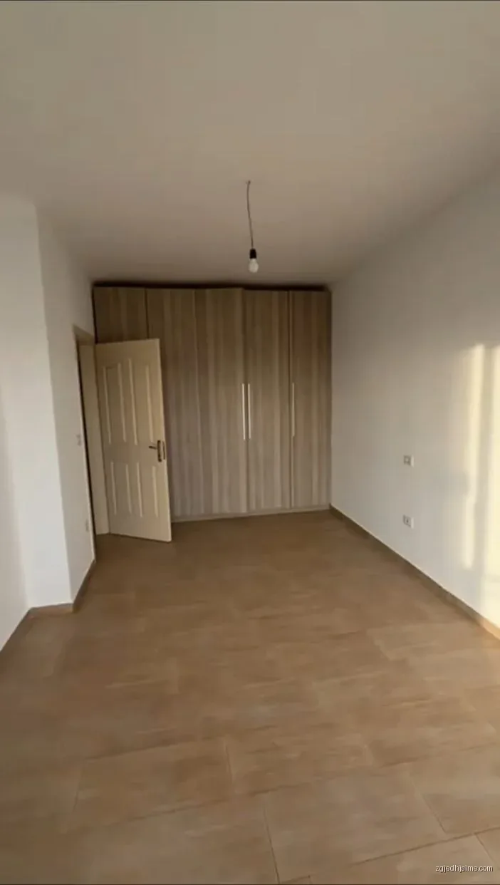 APARTAMENT 1+1. 40000 LEKE.ISH PARKU I AUTOBUZAVE — foto 1