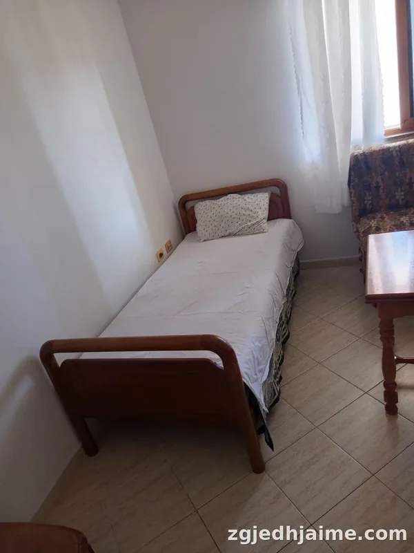 APARTAMENT 1+1 25,000 LEKE PAS FAKULTETIT TE MJEKESISE