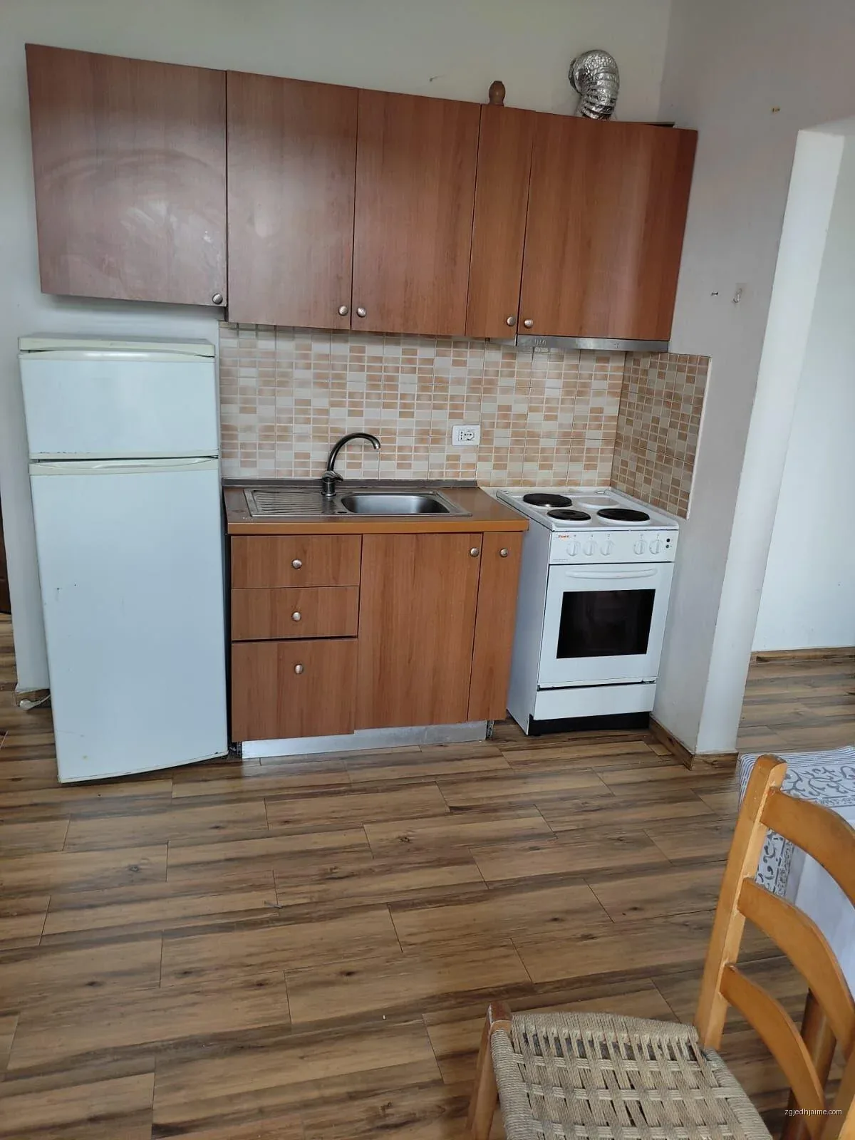 APARTAMENT 1+1. 30000 LEKE.ISH TREGU ELEKTRIKE. — foto 1