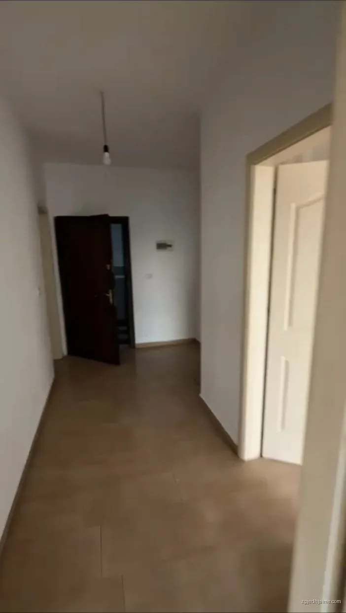 APARTAMENT 1+1. 40000 LEKE.ISH PARKU I AUTOBUZAVE — foto 2