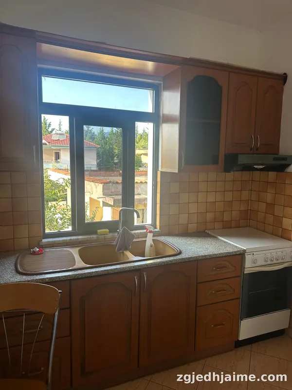 APARTAMENT 1+1. 25000 LEKE.PALLATI GRAND.ISH TREGU ELEKTRIK.