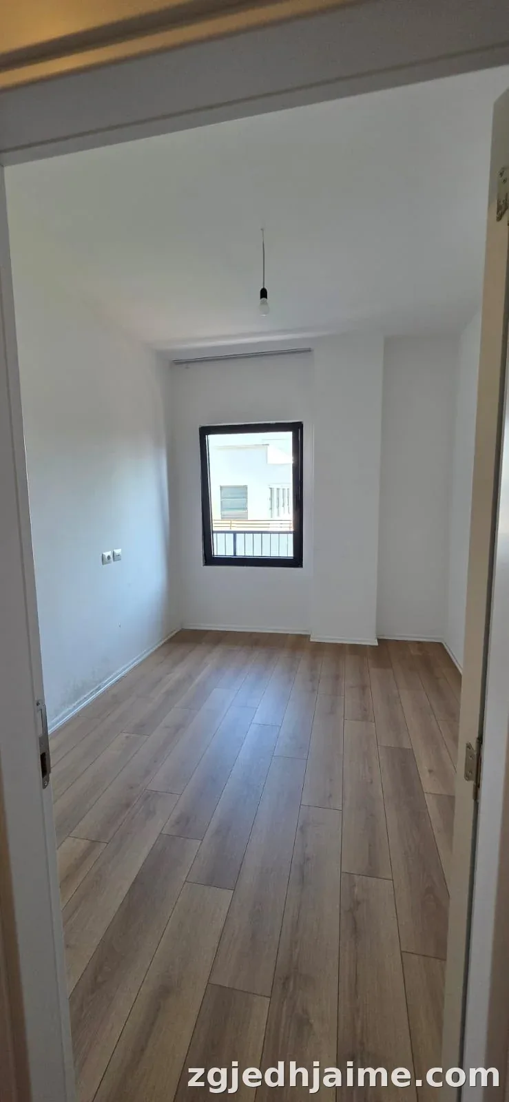 ZYRE 120,000 LEKE RRUGA E BARRIKADAVE — foto 4