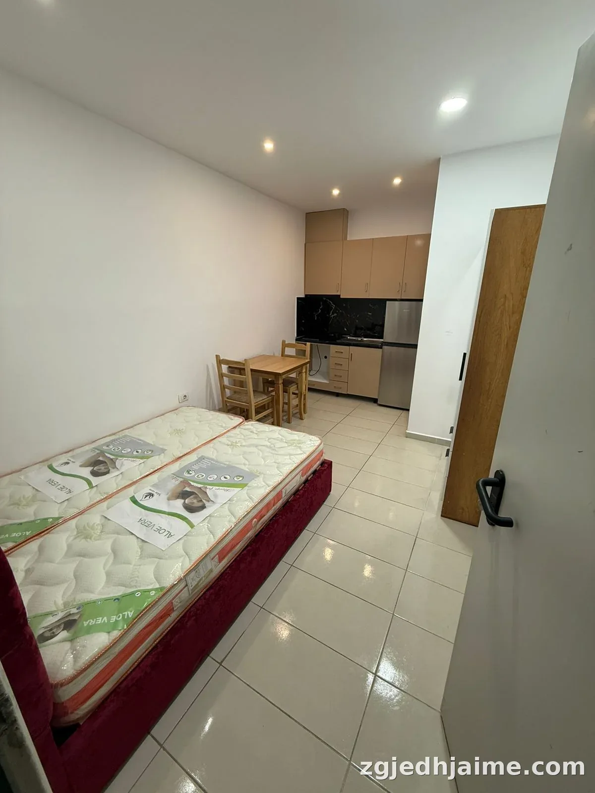 GARSIONERE 26000 LEKE FAKULTETI I MJEKSIS — foto 3