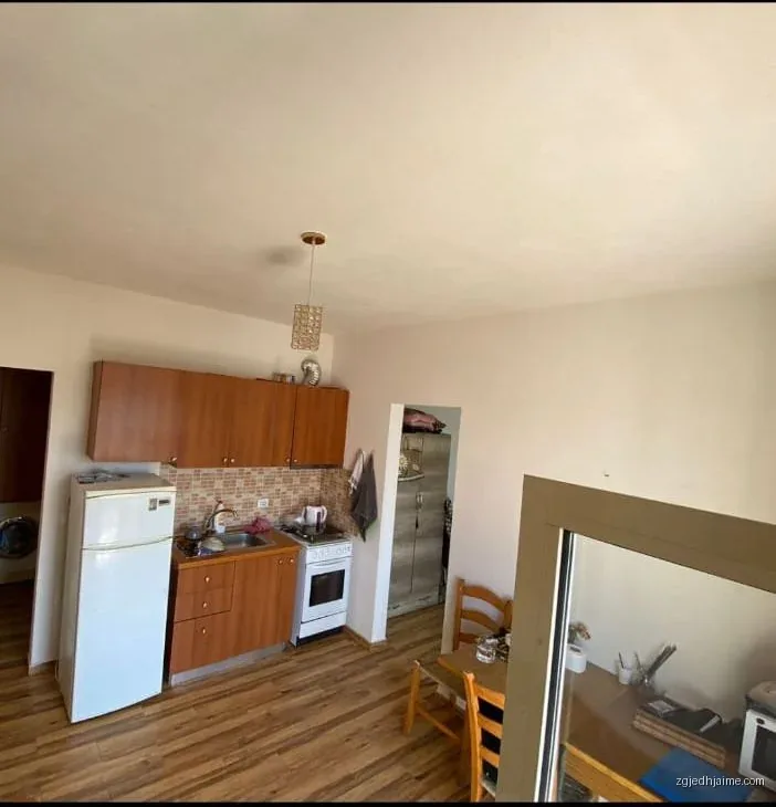 APARTAMENT 1+1. 27000 LEKE.ISH TREGU ELEKTRIK — foto 1