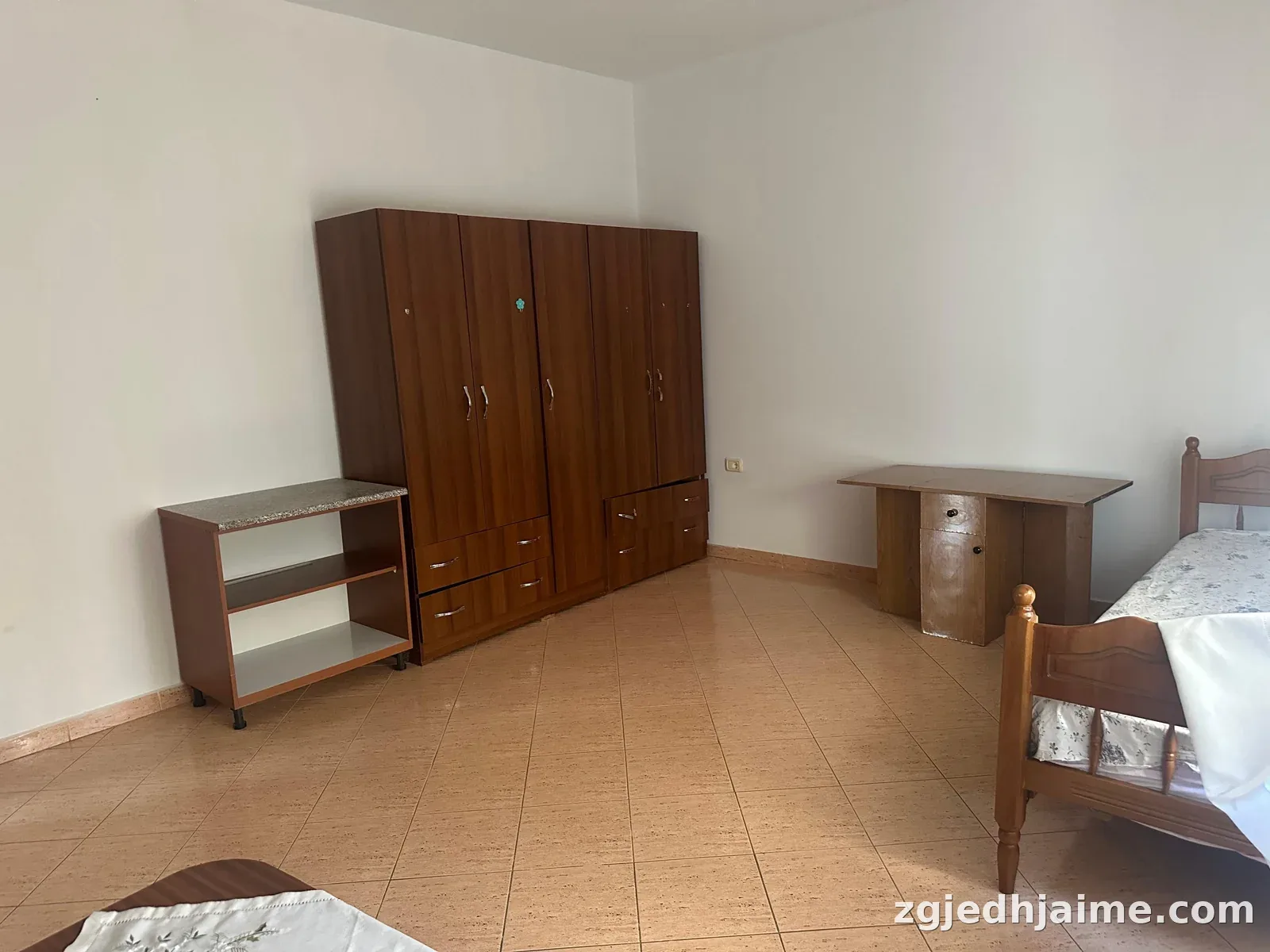 APARTAMENT 1+1. 25000 LEKE.PALLATI GRAND.ISH TREGU ELEKTRIK. — foto 3