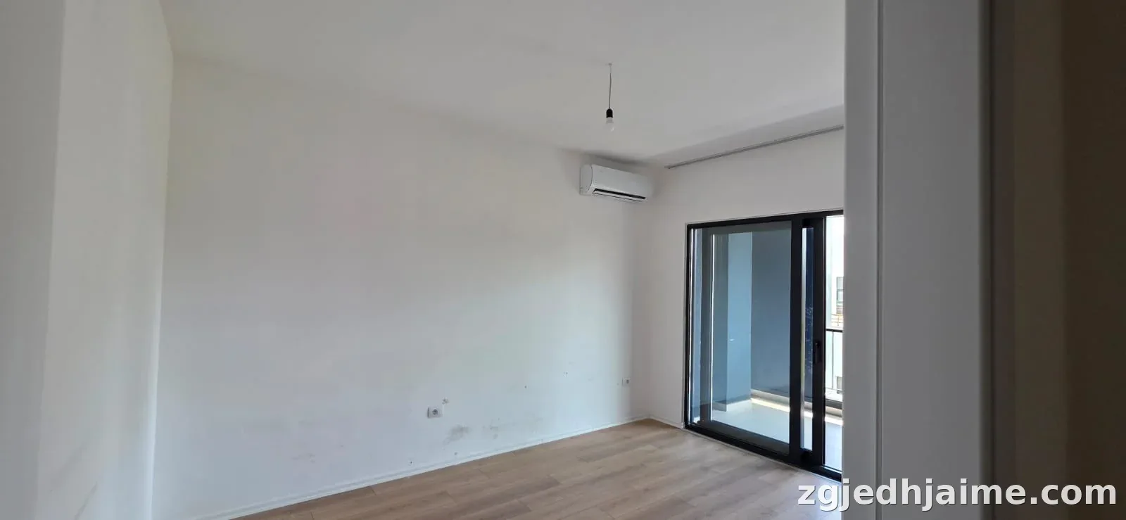 ZYRE 120,000 LEKE RRUGA E BARRIKADAVE — foto 1