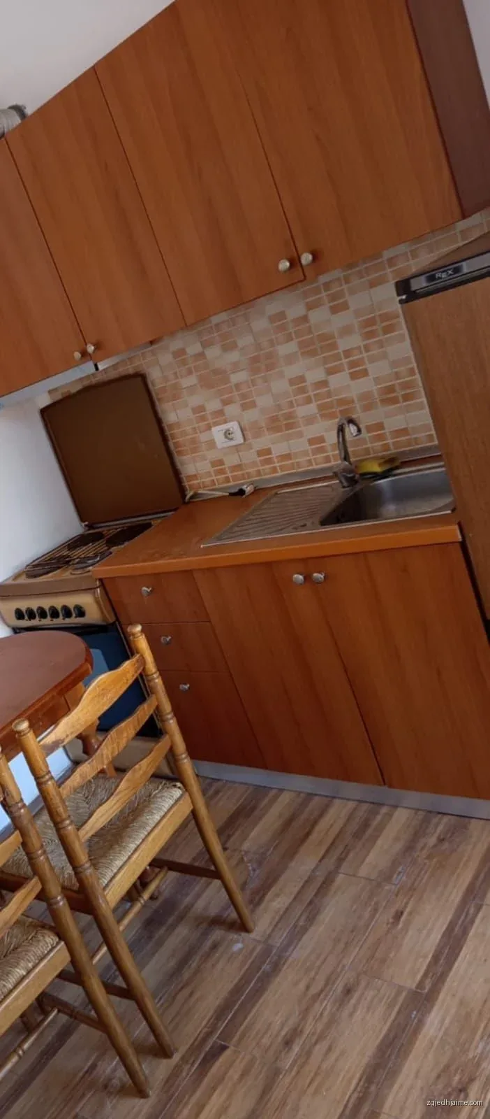 APARTAMENT 1+1. 2700 LEKE.RRUGA MIHAL GRAMENO.ISH TREGU ELEKTRIK — foto 2