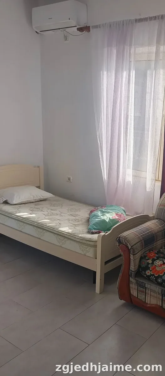 Garsionere 25000 leke. Its ok. Ish tregu elektrik