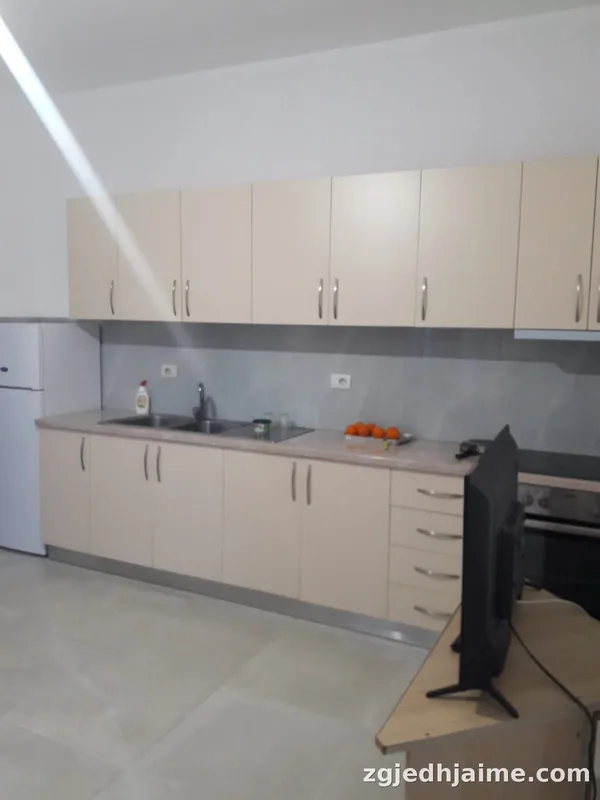 APARTAMENT 1+1. 28000 LEKE.PAS SPITALIT AMERIKAN 2